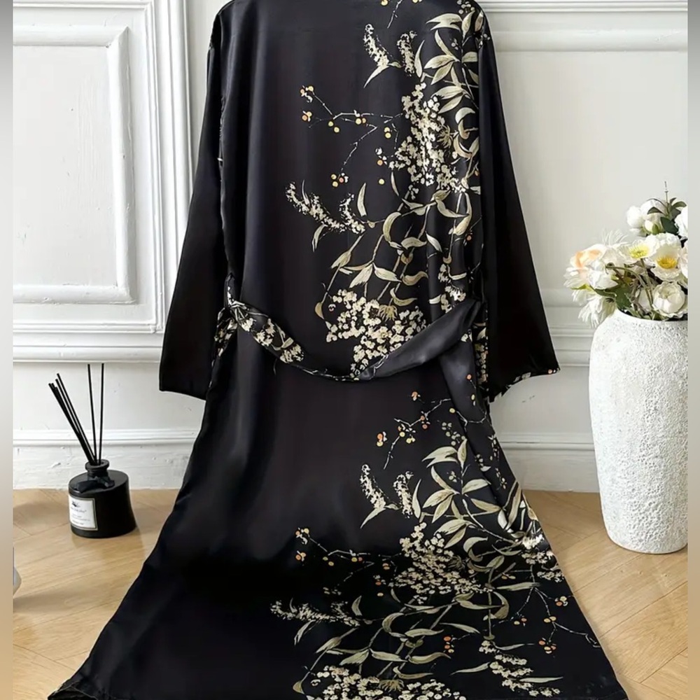 Beautiful satin robe - last one! - Picture 8 of 9
